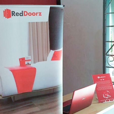Reddoorz @ Simpang Lima Jupiter Hotel Sorong Exterior photo