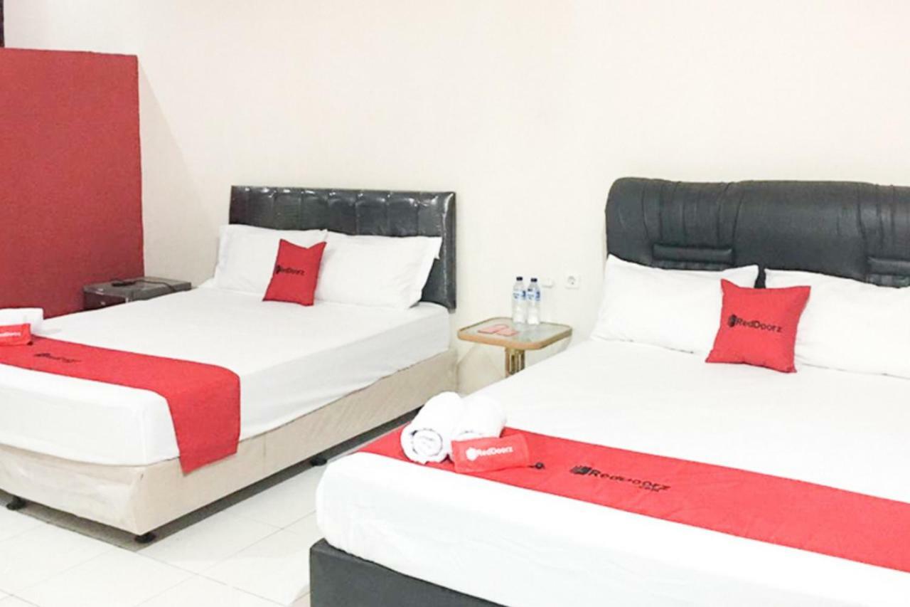 Reddoorz @ Simpang Lima Jupiter Hotel Sorong Exterior photo