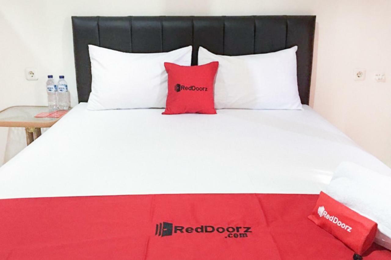 Reddoorz @ Simpang Lima Jupiter Hotel Sorong Exterior photo